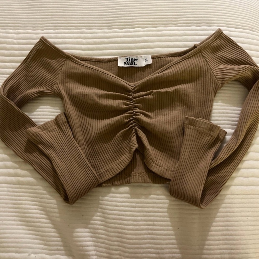 Tiger Mist Ribbed Off-Shoulder Ruched Crop Top — Tan/Brown